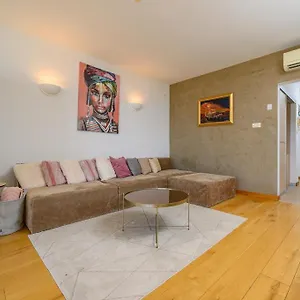 Luxury Eni On The West Coast Apartment